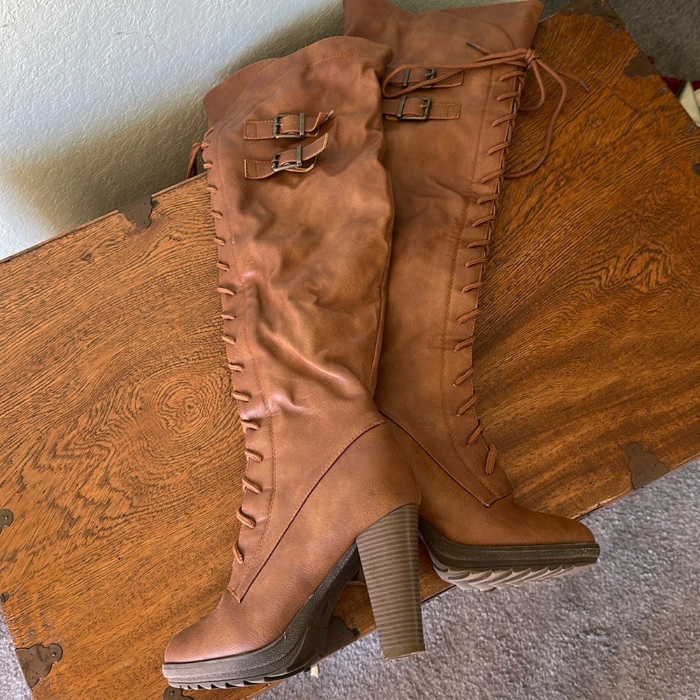 Dream Pairs size 7 over the knee pleather lace up boots. SO COOL!
